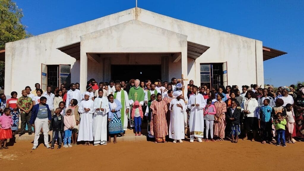 Le Supérieur général avec les fidèles de la Mission de Massingir après la messe.