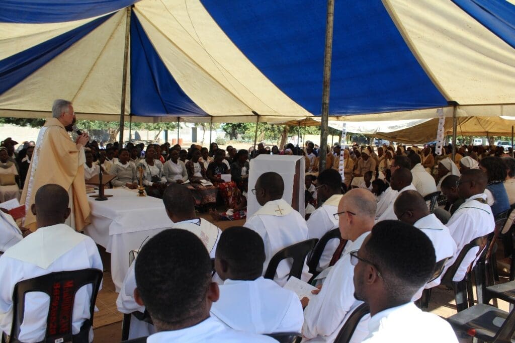 Le Père Tomaz Mavric, CM à l'Eucharistie après la rencontre avec la Famille Vincentienne de la Zone Sud du Mozambique.