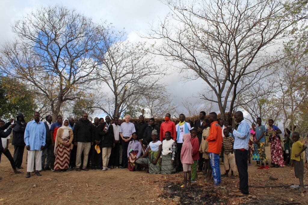 La photo du Supérieur Général avec les fidèles de la Communauté de Macua-Cua