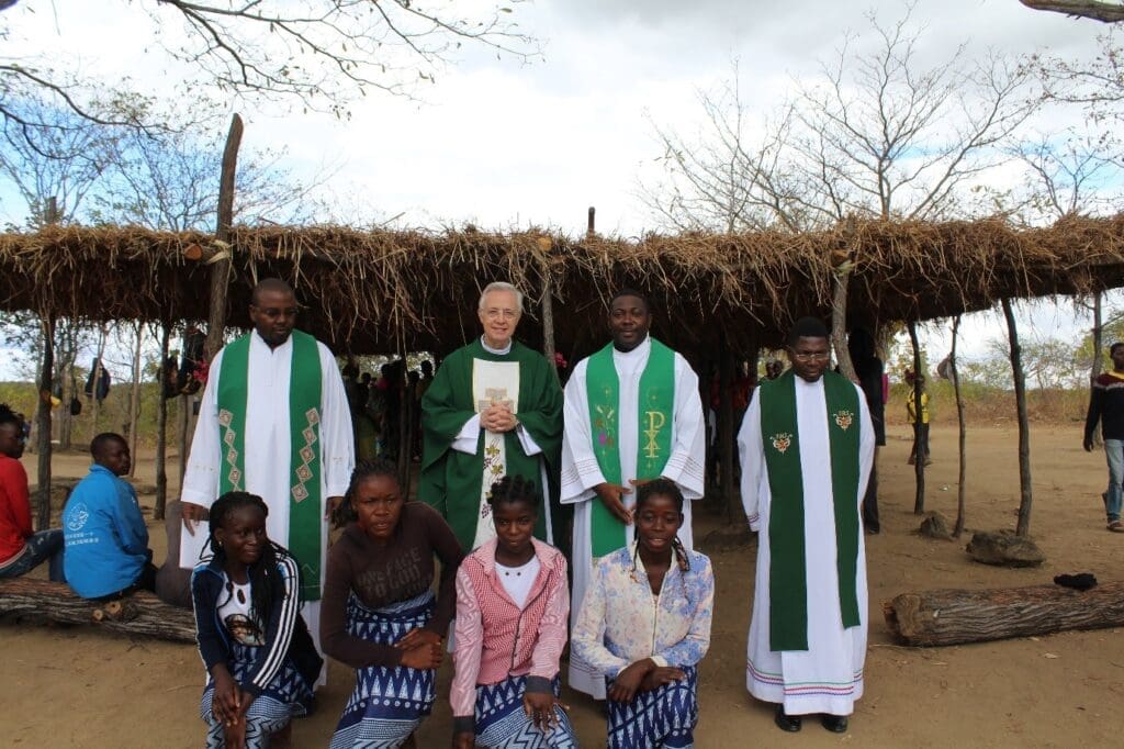 Le Visiteur, le Supérieur Général, le Curé et le Vicaire de la Mission et quelques danseurs à la fin de l'Eucharistie.